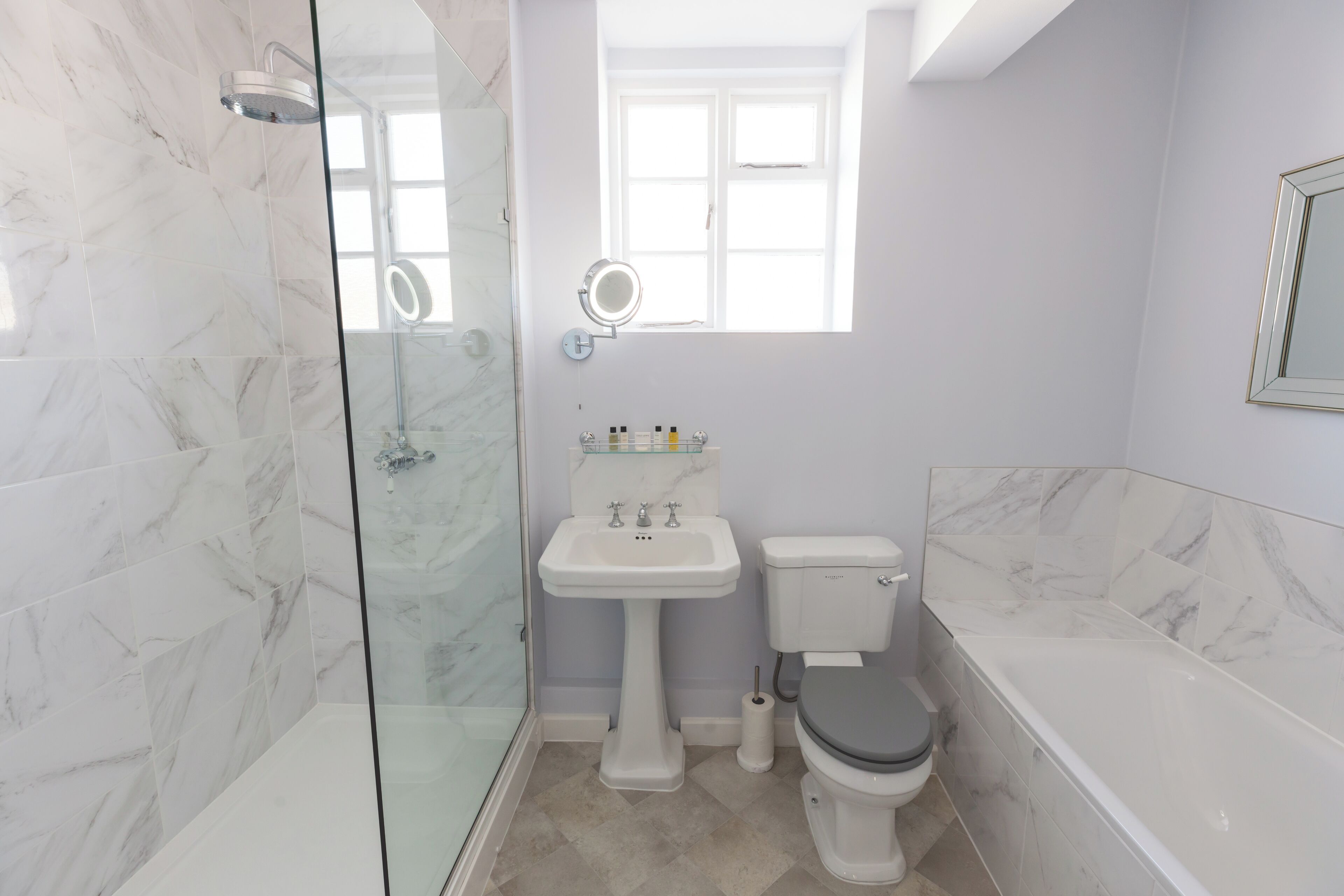 Ein Badezimmer mit Duschkabine, Standwaschbecken, Toilette und Badewanne.