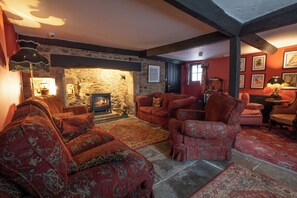 Se sirven desayunos, comidas y cocina británica con vista al jardín