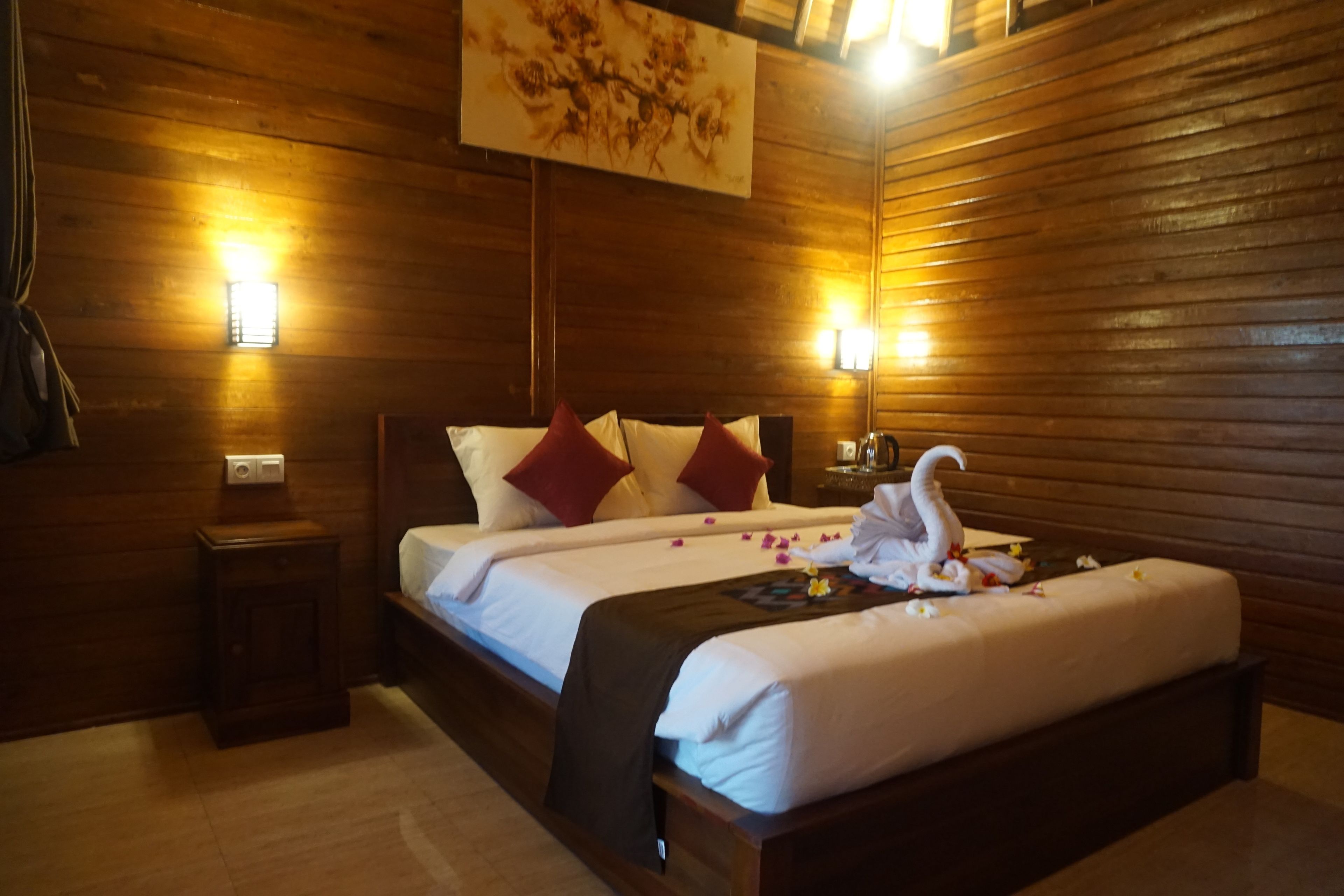 Desk, free WiFi, bed sheets