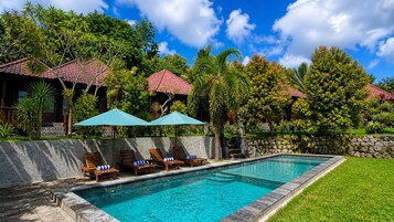 Una piscina al aire libre