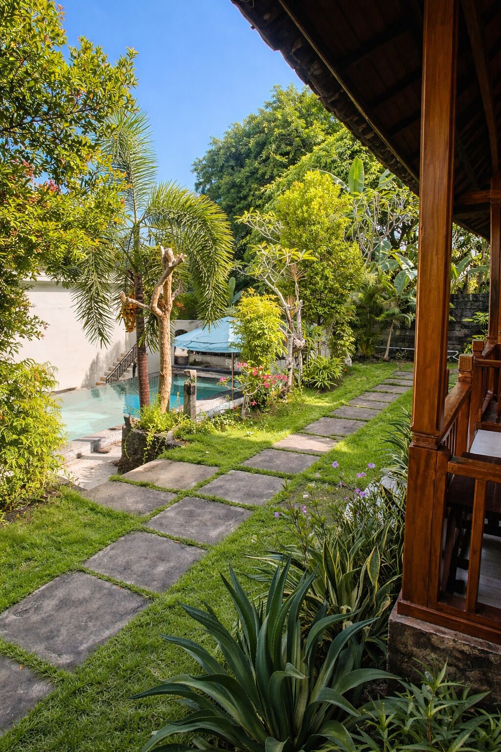 Una piscina al aire libre