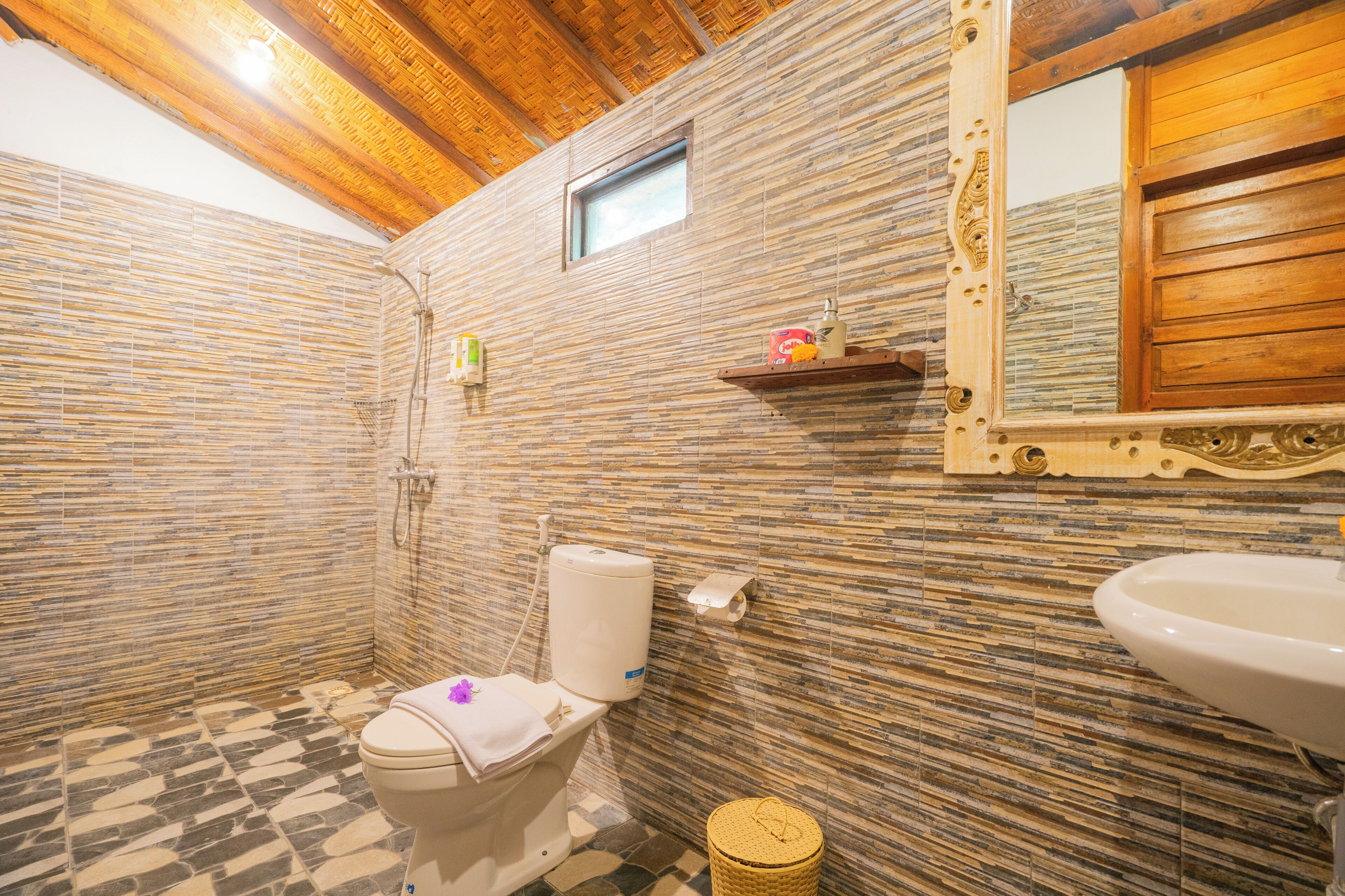 Bungalou Deluxe, 1 dormitori | Bany | Dutxa, articles de tocador gratuïts, assecador de cabells i tovalloles 
