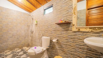 Bungalou Deluxe, 1 dormitori | Bany | Dutxa, articles de tocador gratuïts, assecador de cabells i tovalloles