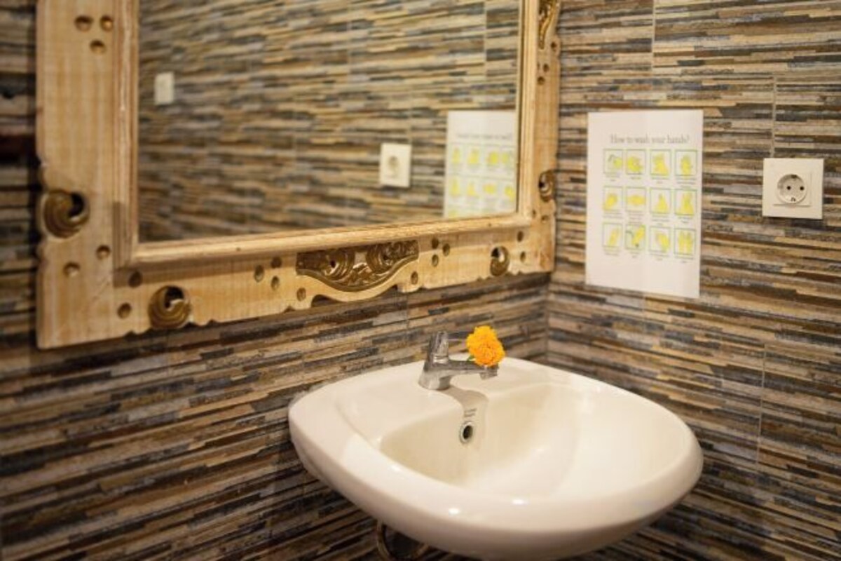 Badezimmer | Dusche, kostenlose Toilettenartikel, Haartrockner, Handtücher