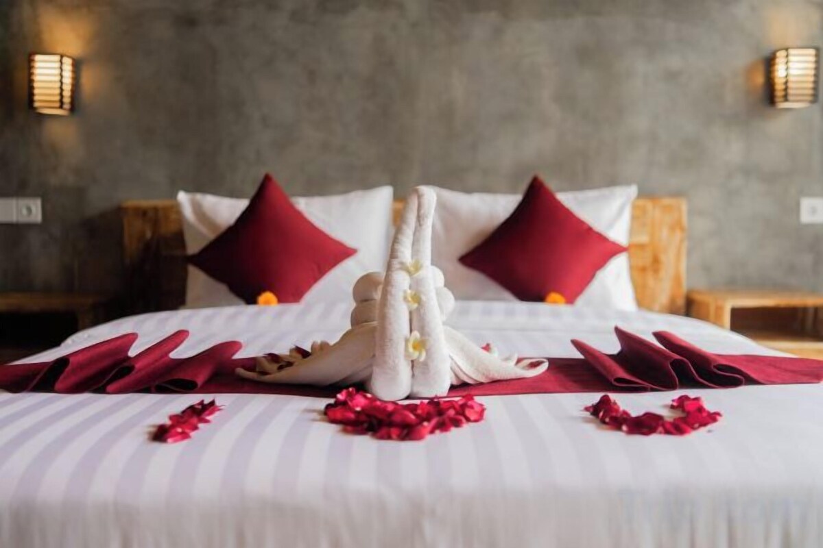 Minibar, desk, WiFi (free), bed sheets