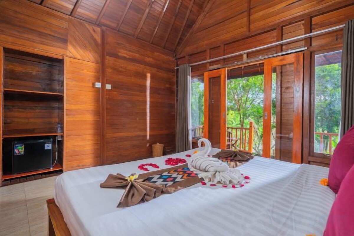 Minibar, desk, WiFi (free), bed sheets