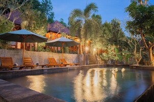 Una piscina al aire libre