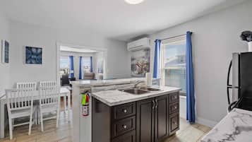 Kjøleskap, mikrobølgeovn, ovn og kokeplater