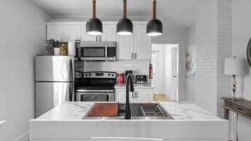 Frigorifero, microonde, forno, piano cottura