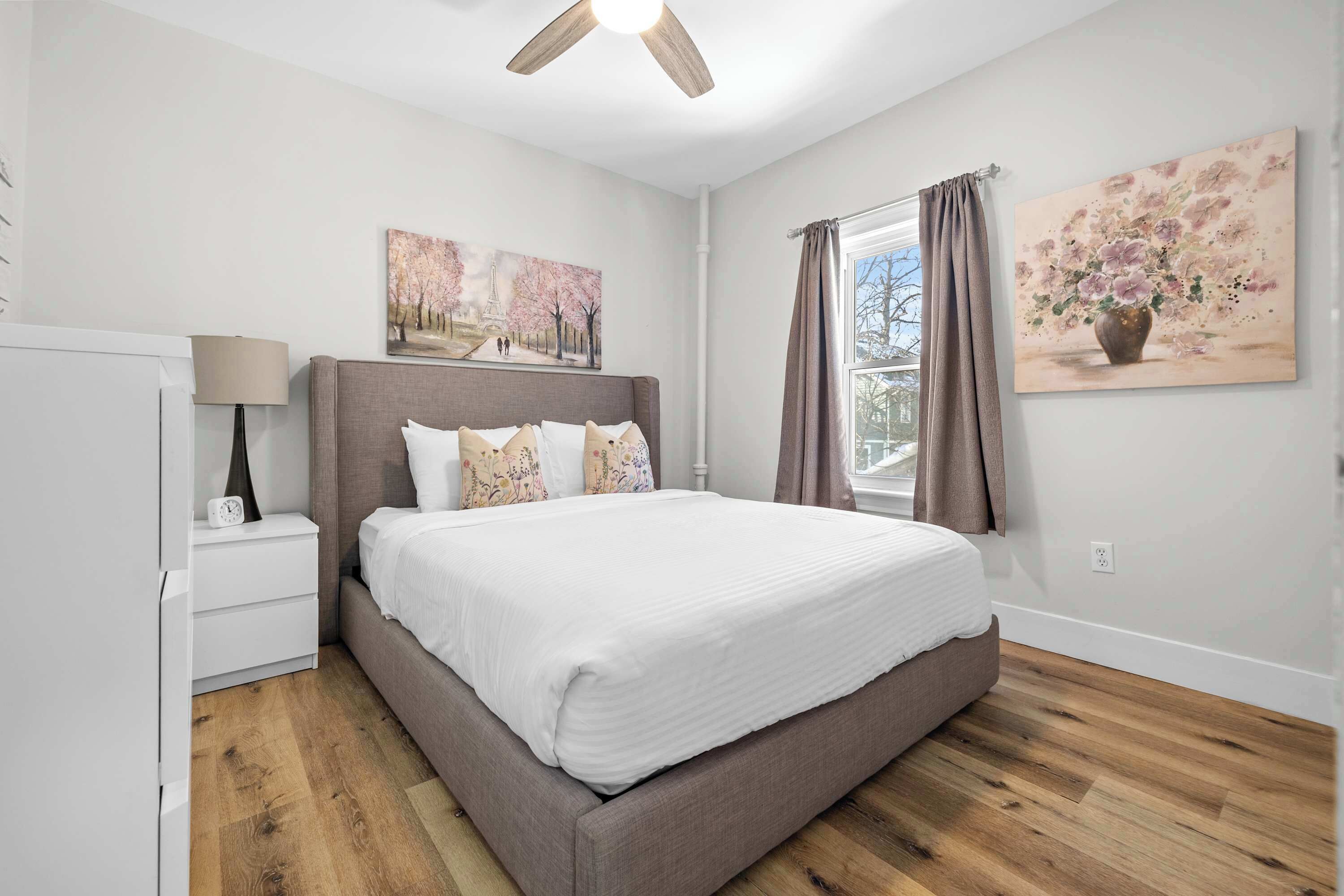 3 bedrooms, desk, iron/ironing board, travel crib