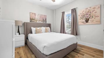 3 bedrooms, desk, iron/ironing board, travel crib