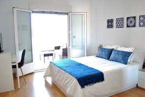 3 slaapkamers, een bureau, een strijkplank/strijkijzer, reisbedje