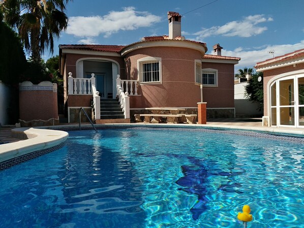 Una piscina al aire libre