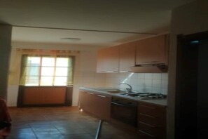 Fridge, oven, stovetop, coffee/tea maker