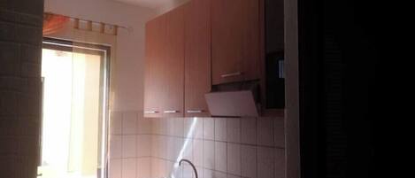 Réfrigérateur, four, plaque de cuisson, cafetière/bouilloire