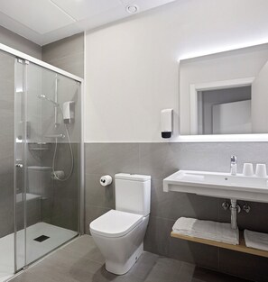 Cubrecamas y caja de seguridad en la habitación 