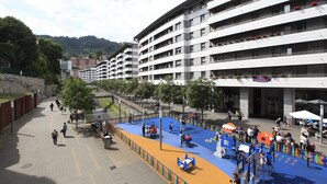 A multi-story hotel with balconies, a playground area, and a pedestrian walkway. - Eibarrooms (Eibar)