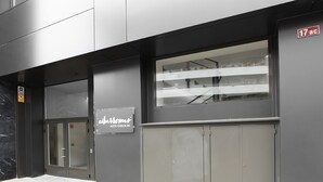 A modern building with a glass entrance, a sign for 'eibrooms AUTO CHECK-IN', and a number '17 ac' on the wall. - Eibarrooms (Eibar)