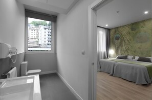 Ducha, secador de pelo, toallas, jabón