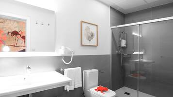 Habitación con 1 cama doble o 2 individuales | Baño | Ducha, secador de pelo, toallas y jabón