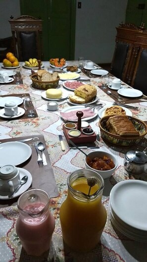 Café da manhã com buffet grátis todos os dias