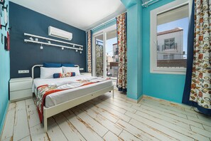 Standard-dobbeltværelse - byudsigt | 1 soveværelse, pengeskab på værelset, skrivebord, gratis Wi-Fi