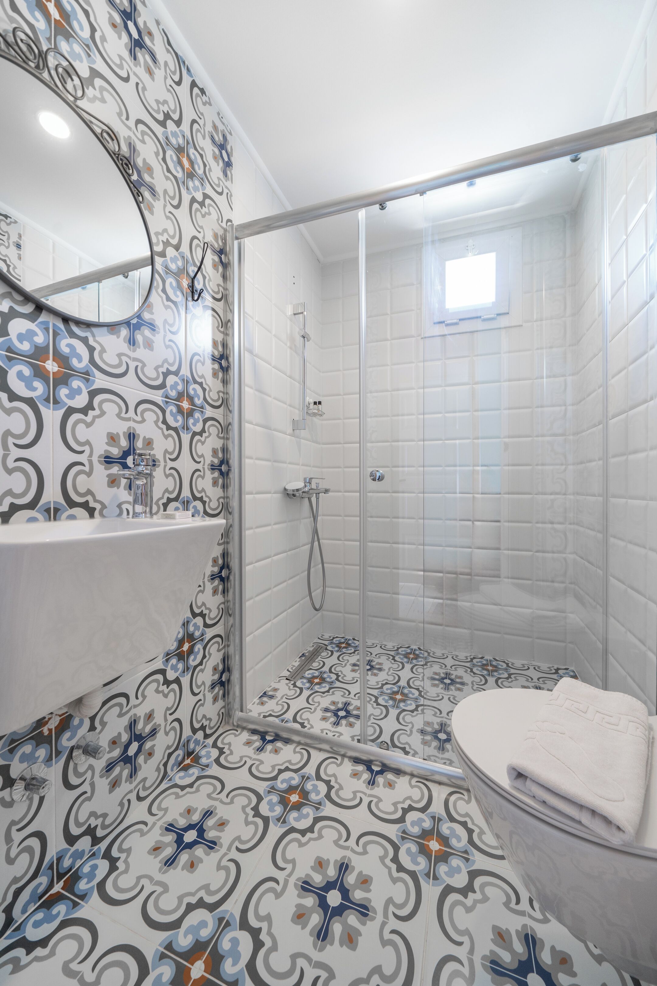 family quadruple room, garden view | bathroom | shower, hydromassage showerhead, free toiletries, hair dryer