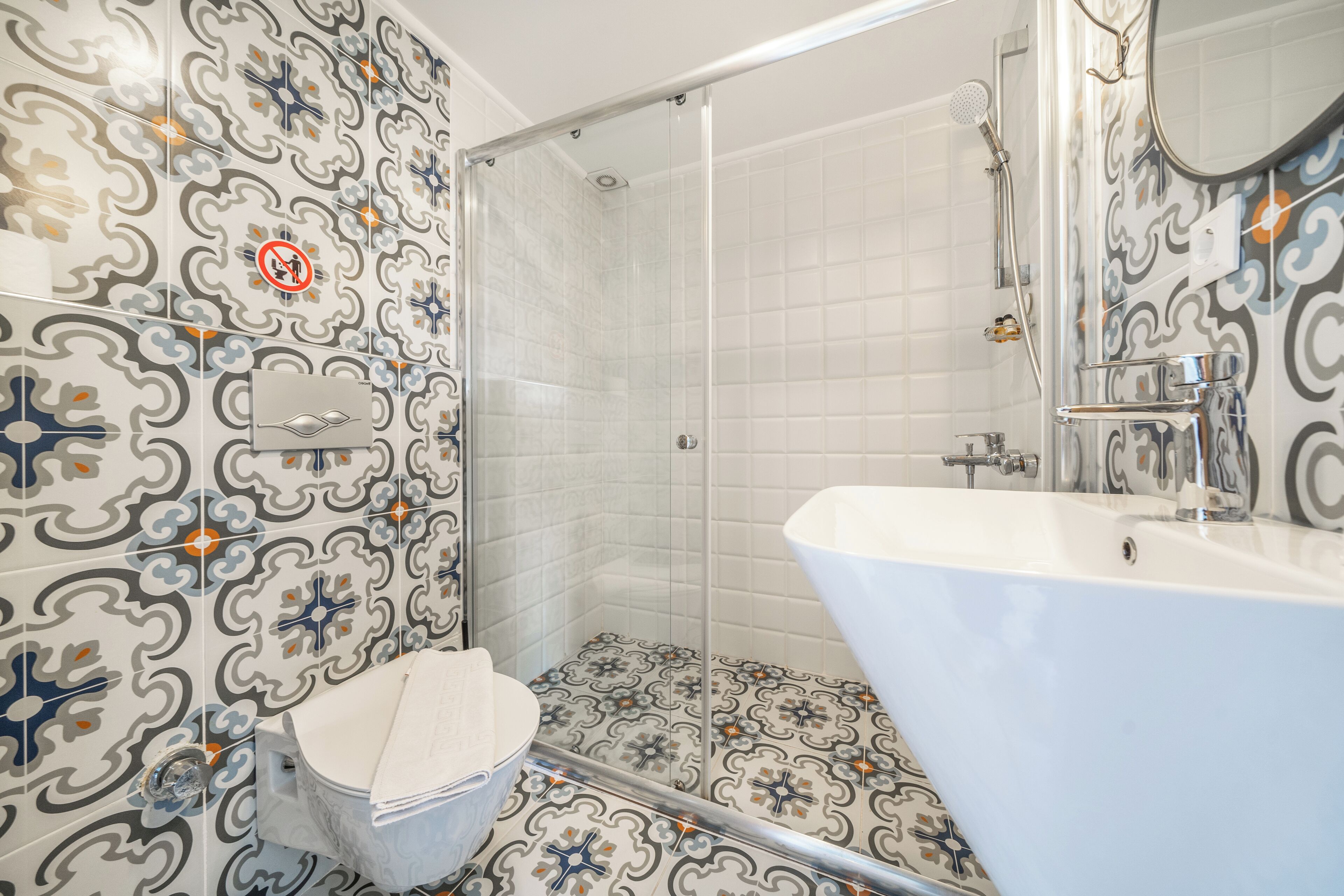 standard studio suite, partial sea view | bathroom | shower, hydromassage showerhead, free toiletries, hair dryer