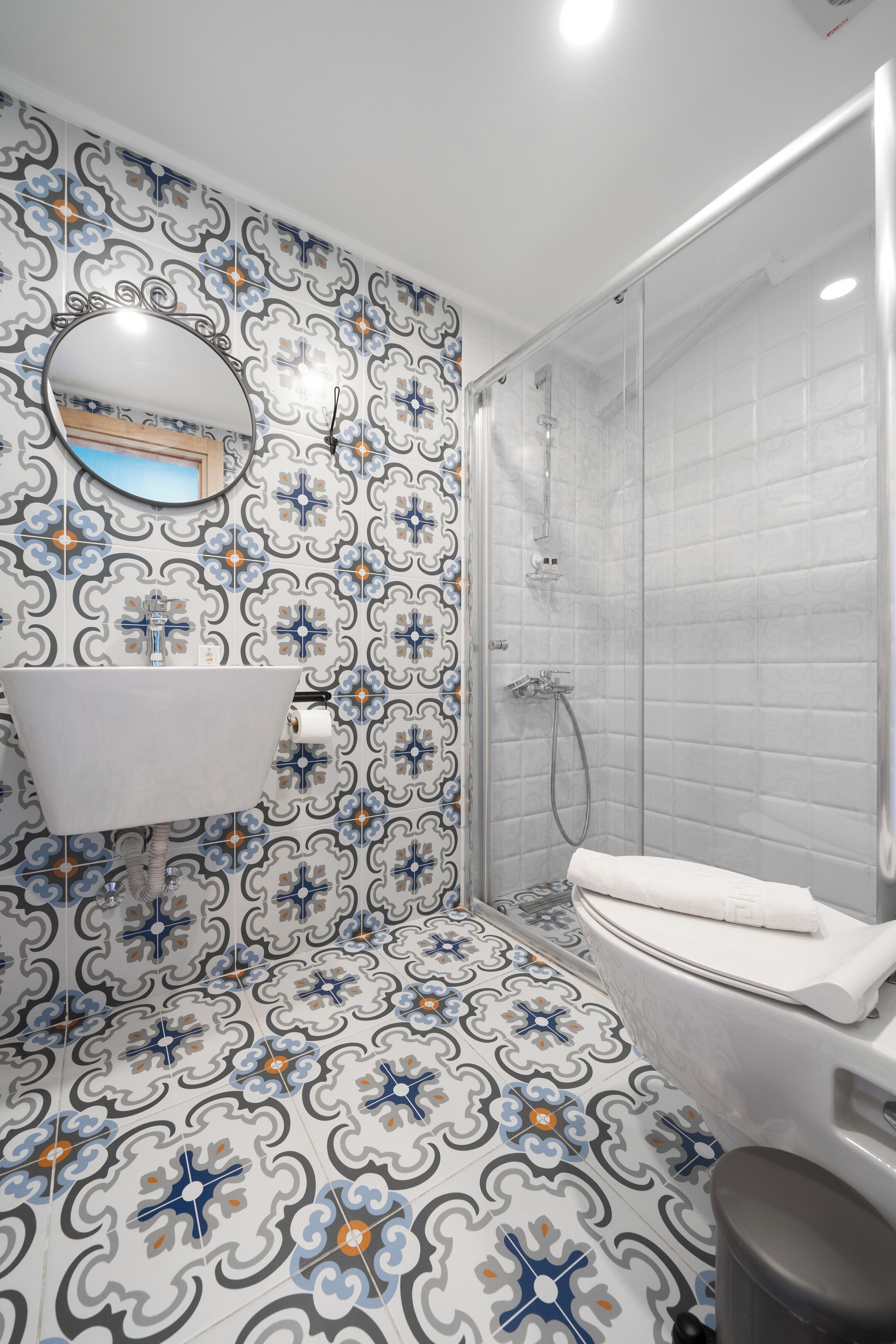 standard double room, city view | bathroom | shower, hydromassage showerhead, free toiletries, hair dryer