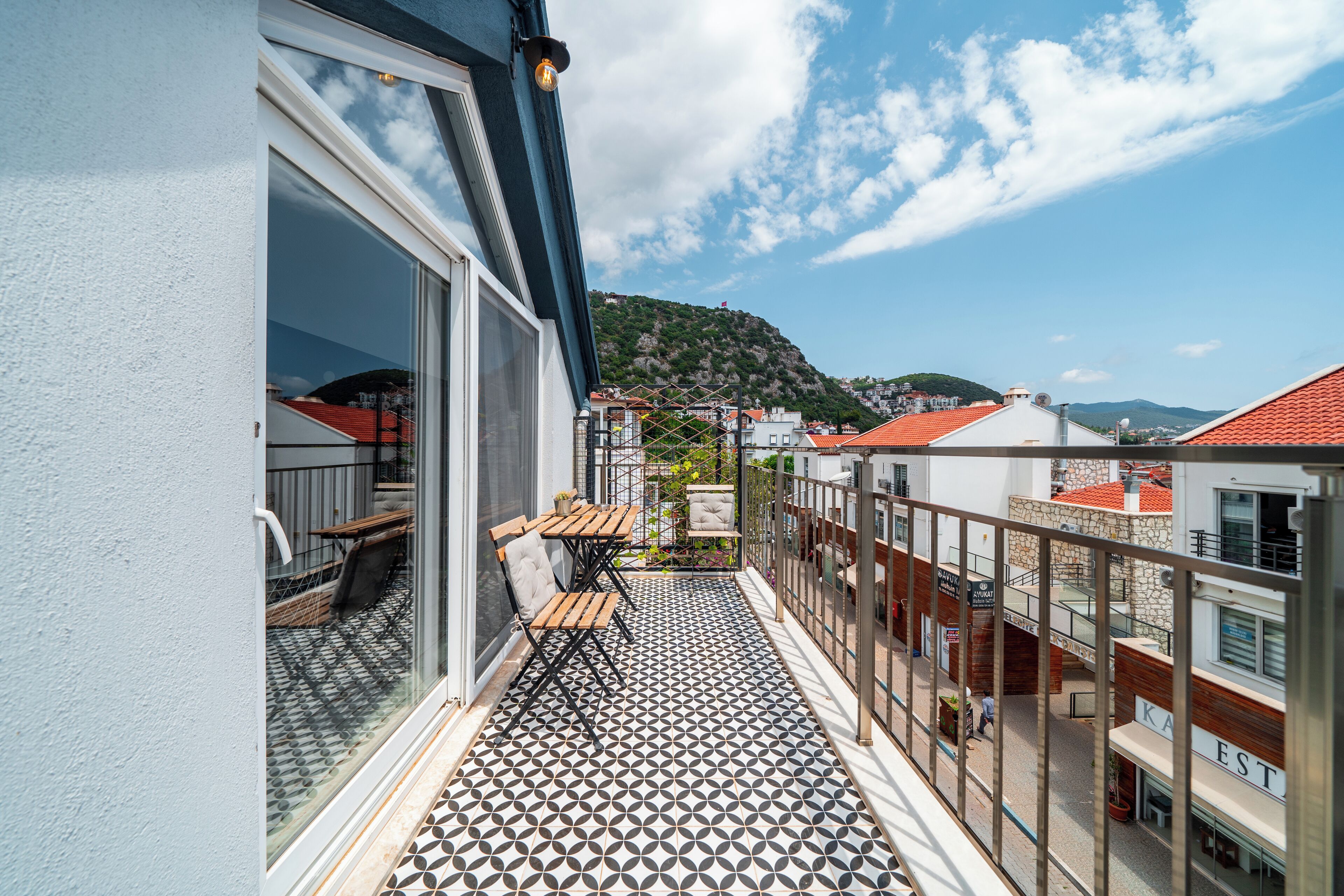 standard studio suite, partial sea view | terrace/patio