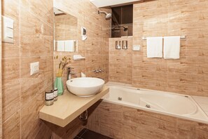 Matrimonial Superior with View | Baño | Artículos de higiene personal gratuitos, secador de pelo y toallas