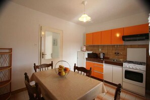 Fridge, coffee/tea maker, cookware/dishes/utensils, dining tables - Apartment Dvornicic A2 (Silo - island Krk)