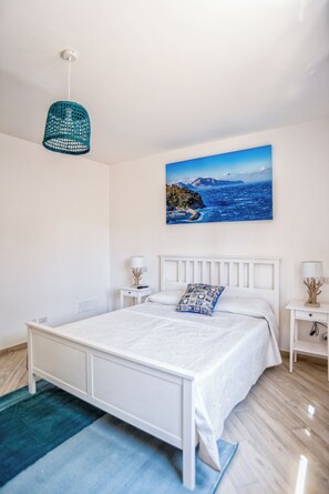 2 bedrooms, iron/ironing board, travel cot, free WiFi - Jade Tree - Holiday Home (Massa Lubrense)