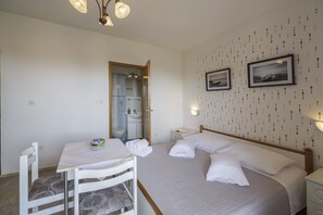 4 chambres, bureau, fer et planche à repasser, accès à Internet