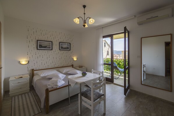 4 bedrooms, desk, iron/ironing board, internet