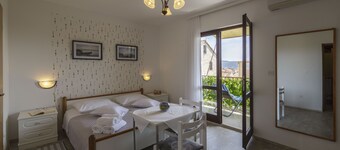 Villa Ina - house with pool in Komiža