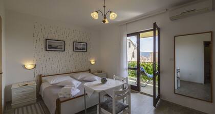 Villa Ina - maison avec piscine Ă KomiĆŸa