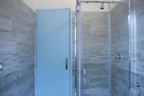 Shower, hair dryer, bidet, toilet paper - I Geranei by All4sardinia  (cardedu)