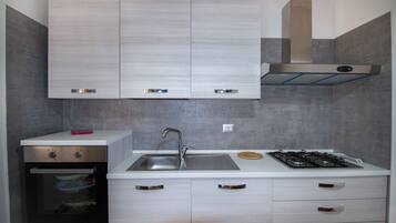 Kühlschrank, Geschirrspüler, Kochgeschirr/Geschirr/Besteck