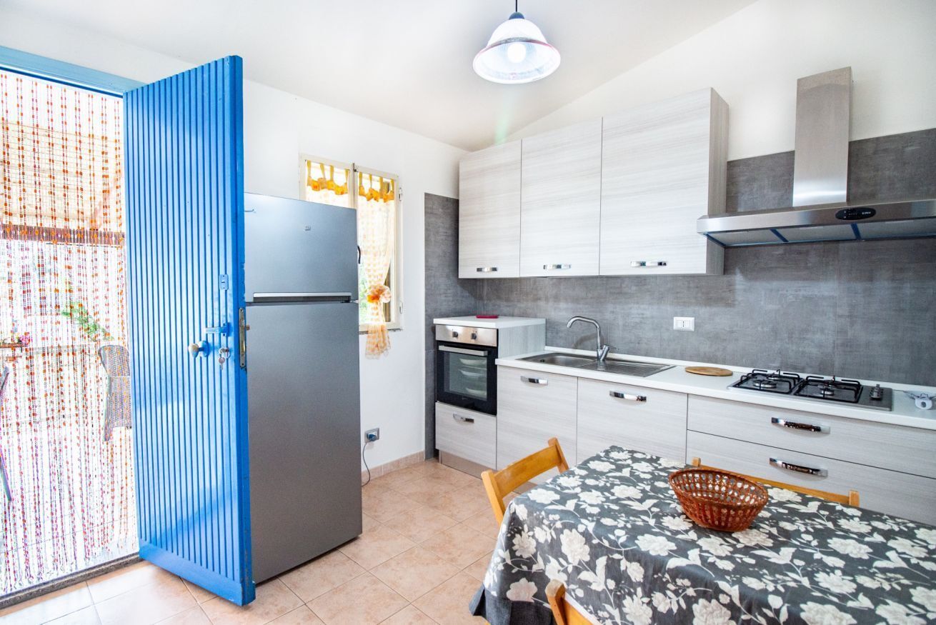 Kühlschrank, Geschirrspüler, Kochgeschirr/Geschirr/Besteck