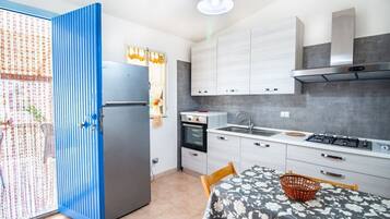 Kühlschrank, Geschirrspüler, Kochgeschirr/Geschirr/Besteck