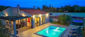 Bobo family house with Pool and 2 bedrooms
