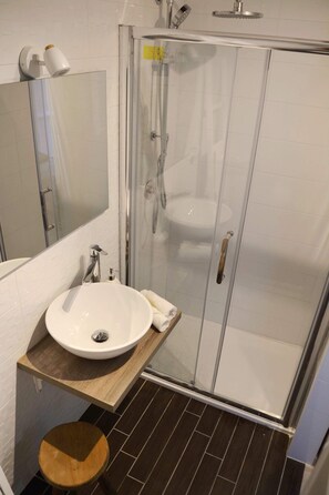 Dusche, Haartrockner, Bademäntel, Hausschuhe