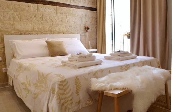 1 bedroom, desk, iron/ironing board, WiFi