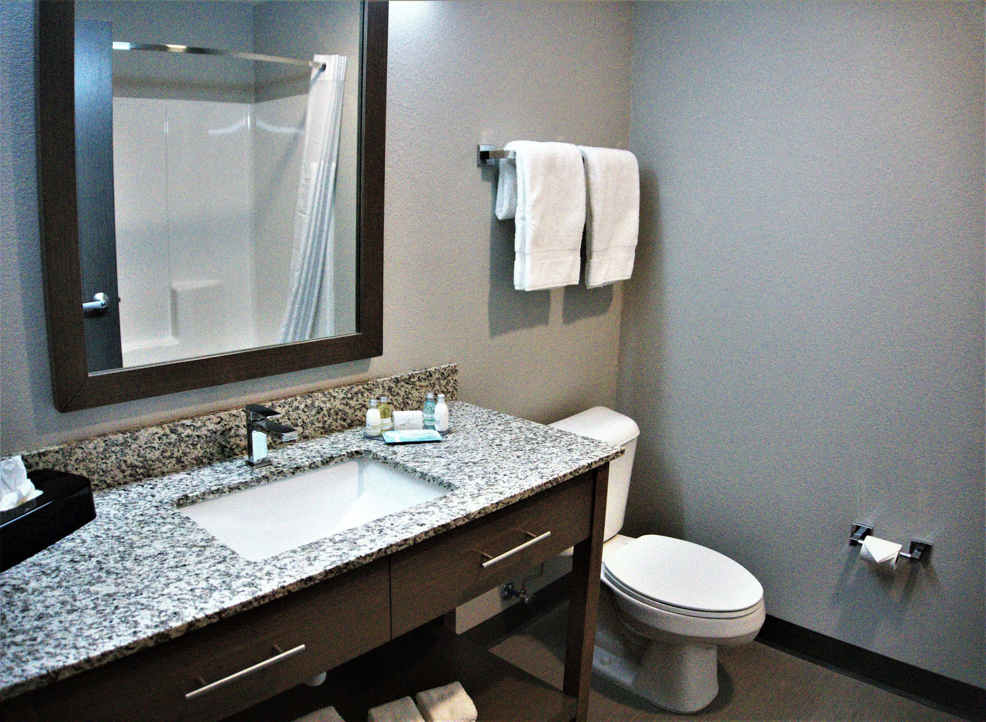 combined shower/bathtub, towels