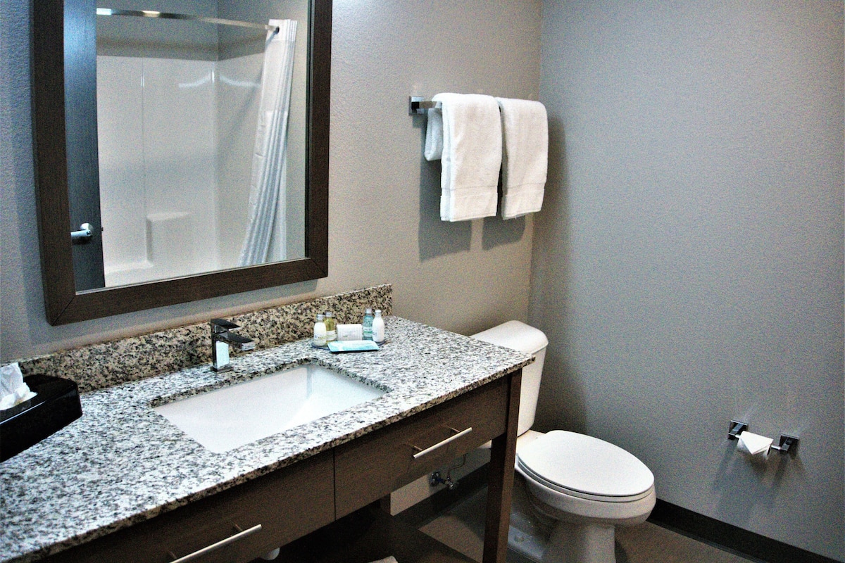 combined shower/bathtub, towels