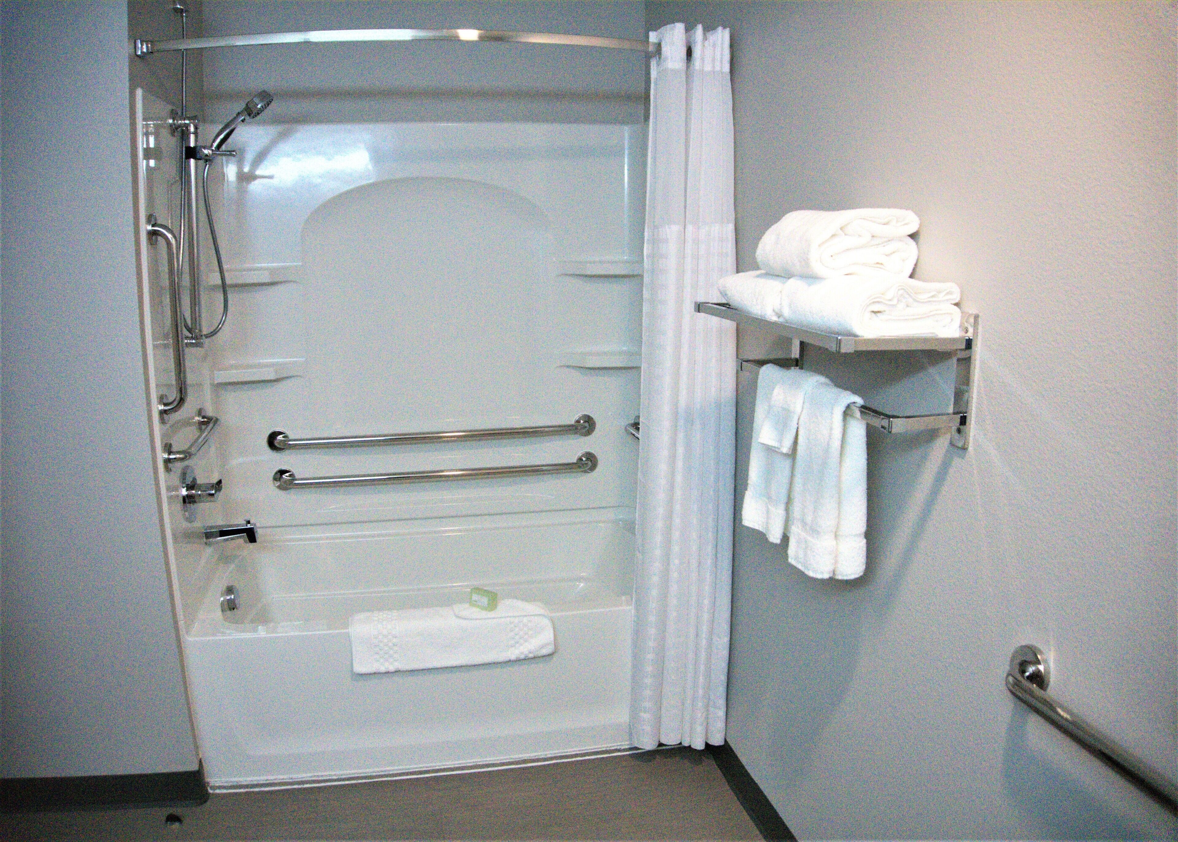 combined shower/bathtub, towels