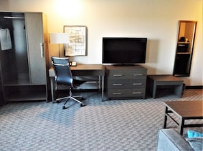 Svit - 1 kingsize-sÀng (1 Room Suite 1 King Bed Sofa bed Non-) | 1 sovrum, skrivbord, arbetsyta för laptop och mörklÀggningsgardiner