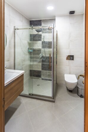 Suite, City View | Bathroom | Free toiletries, hair dryer, bathrobes, slippers - Hotel London (Batumi)