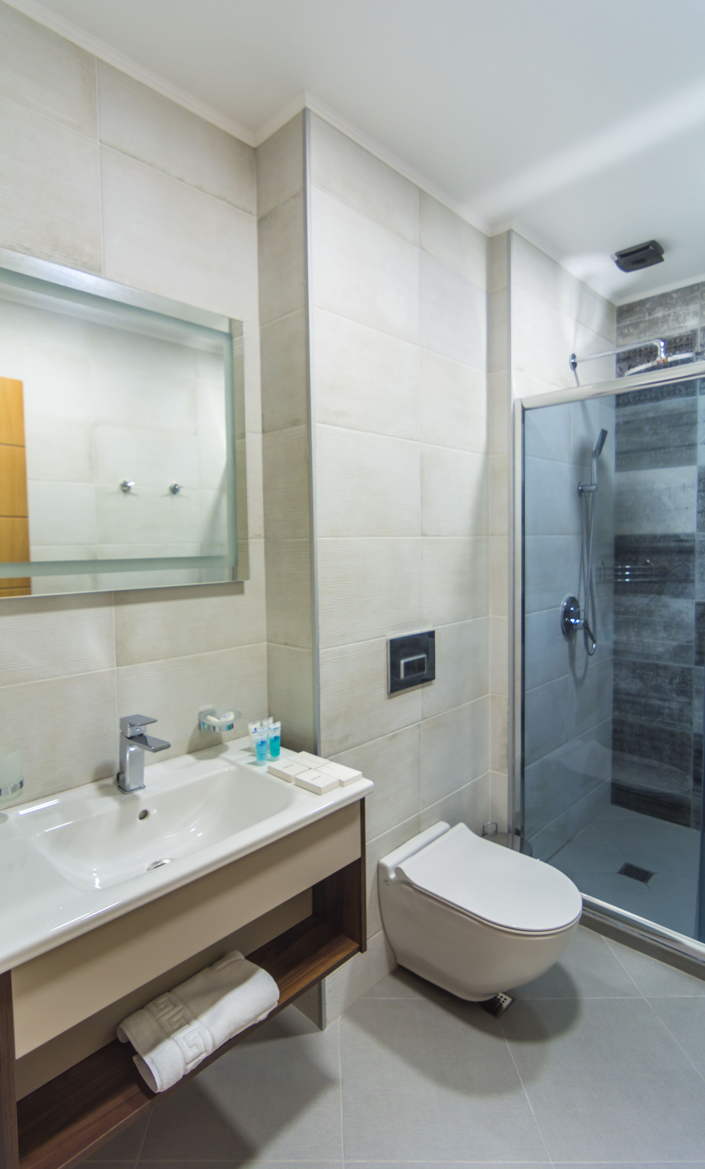 double room (with extra bed) | bathroom | free toiletries, hair dryer, dressing gowns, slippers